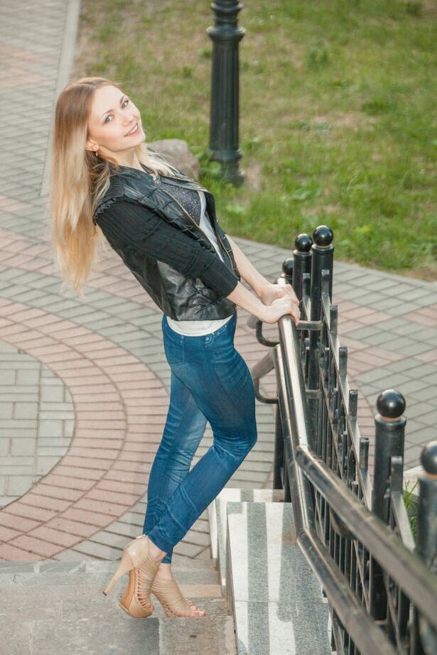 18P La joven rubia natural Lenore se quita la lencería sensual para posar totalmente desnuda