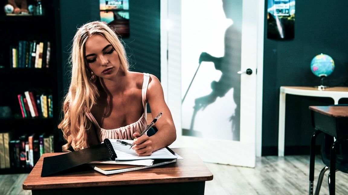 Lana Sharapova, étudiante blonde de 15P, crache du sperme dans sa main après une relation sexuelle avec un professeur