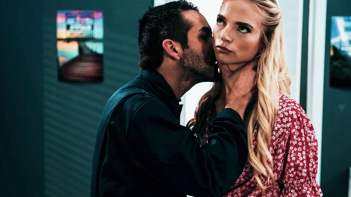 Lana Sharapova, étudiante blonde de 15P, crache du sperme dans sa main après une relation sexuelle avec un professeur