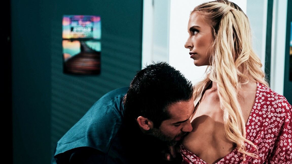 Lana Sharapova, étudiante blonde de 15P, crache du sperme dans sa main après une relation sexuelle avec un professeur