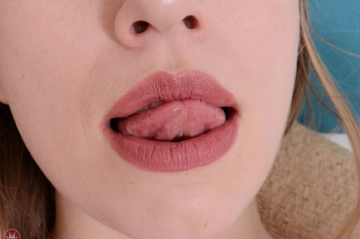 21P A amadora sexy Verronica Kirei revela seus lindos juggs e exibe seu regalo