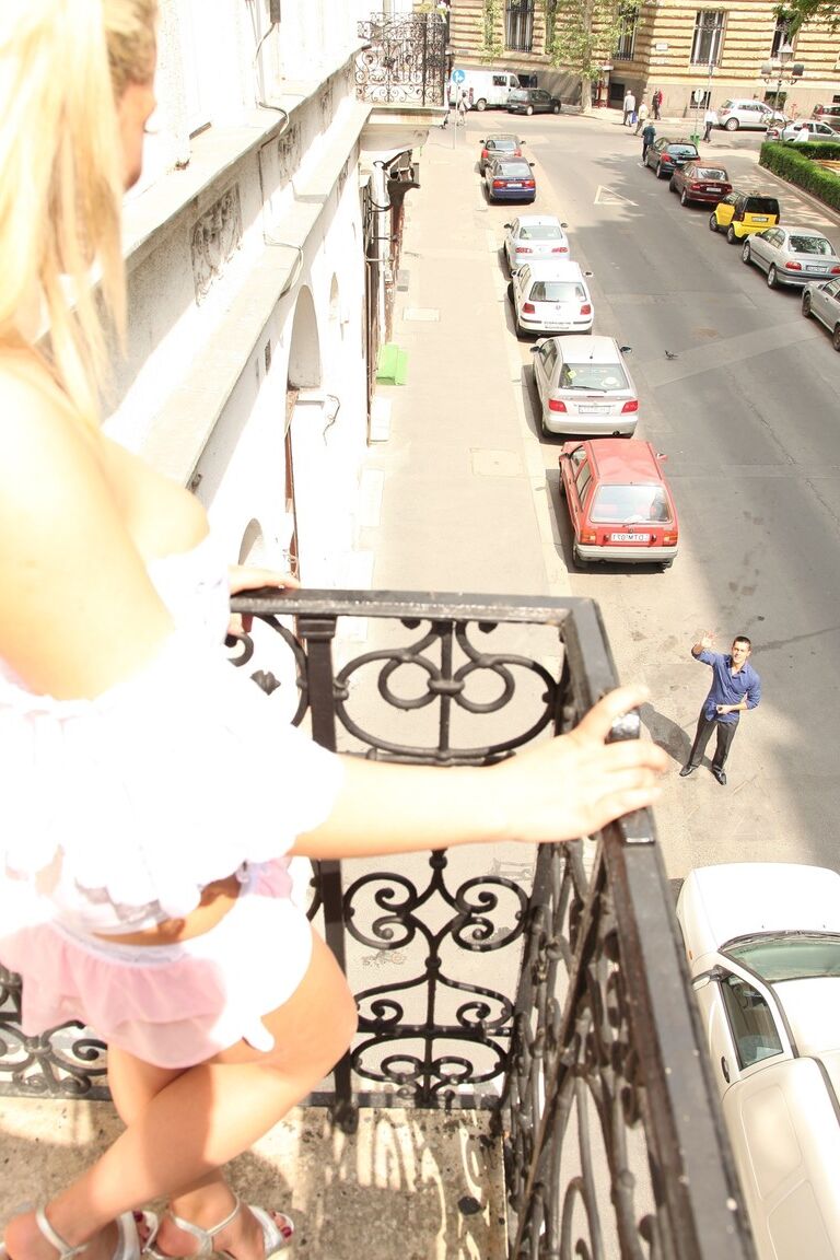 14P La reine blonde roumaine Christin pose dehors et taquine avec ses fesses chaudes