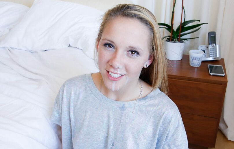 15P Hollie Mack, une jeune blonde mince, trie le sperme sur le visage après avoir baisé une énorme bite