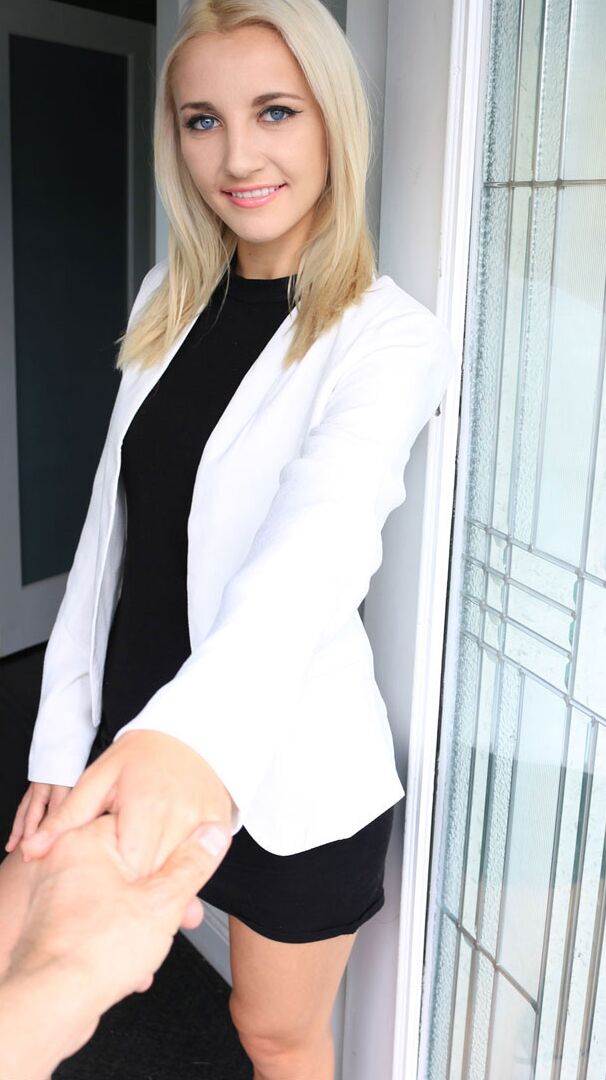 12P Blauäugige Blondine mit tollen Beinen geht zur PTM, um einen Deal abzuschließen