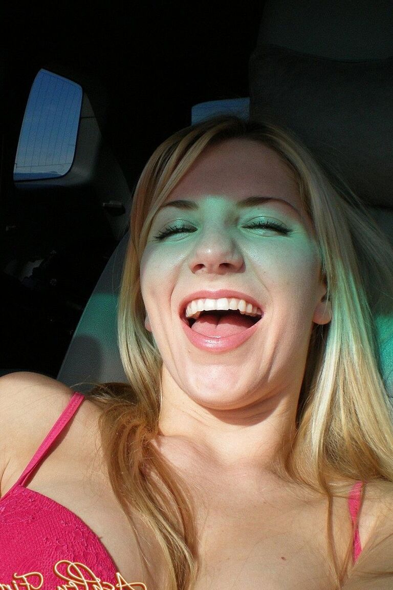 17P La rubia descarada Ashley Fires se la mama a su novio en el auto mientras se toca los dedos