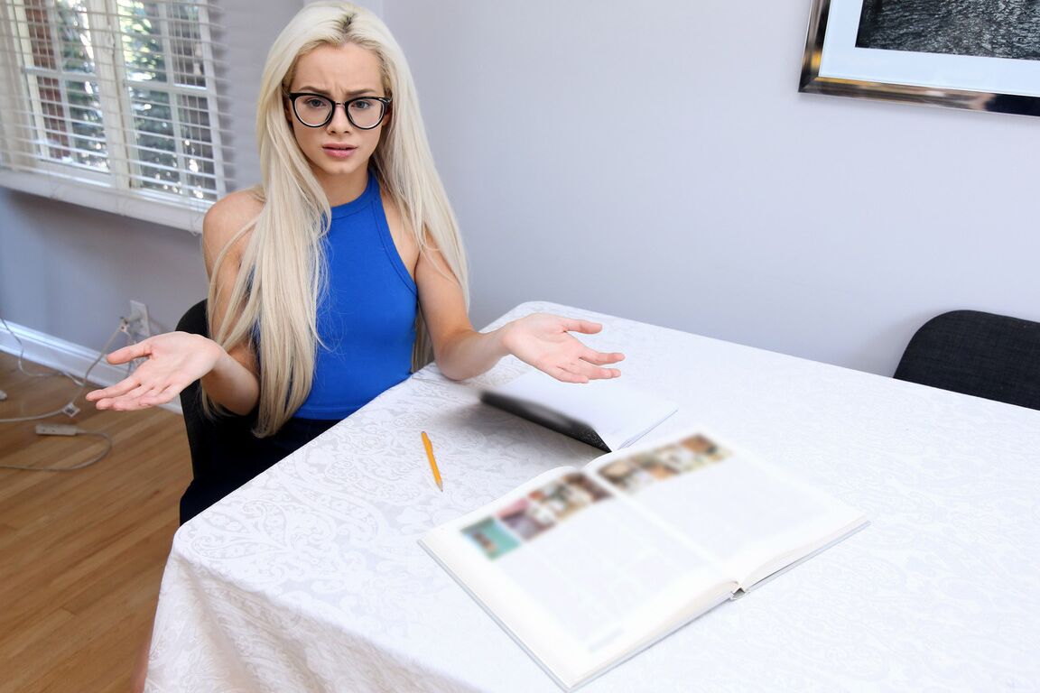 17P La blonde Elsa Jean chevauche une bite en pov avec ses lunettes