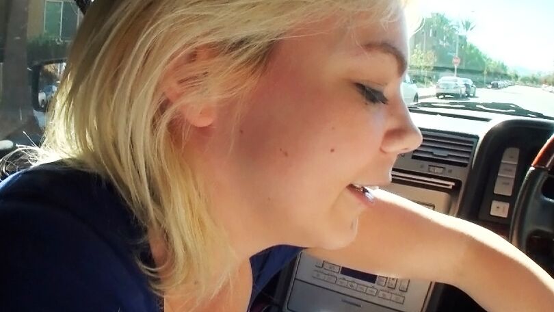 16P La prostituta rubia Alice Frost chupa una polla en el asiento delantero del coche