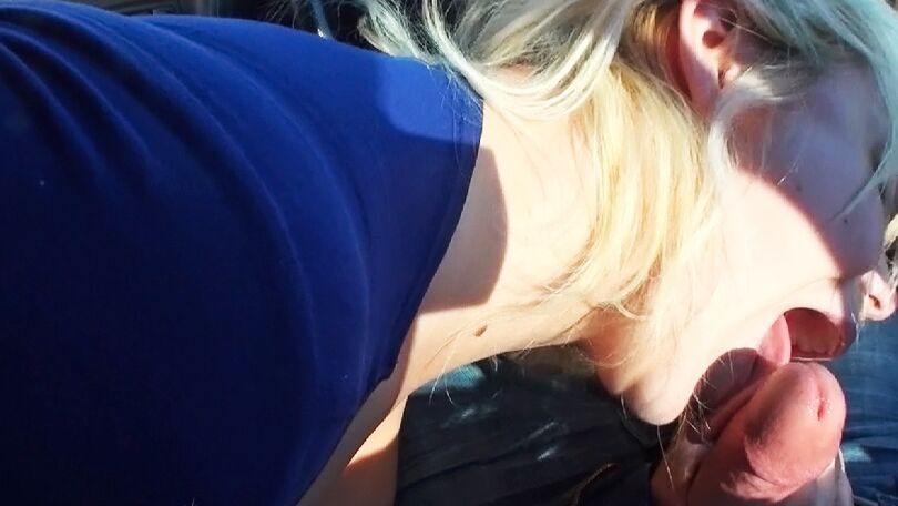 16P La prostituta rubia Alice Frost chupa una polla en el asiento delantero del coche