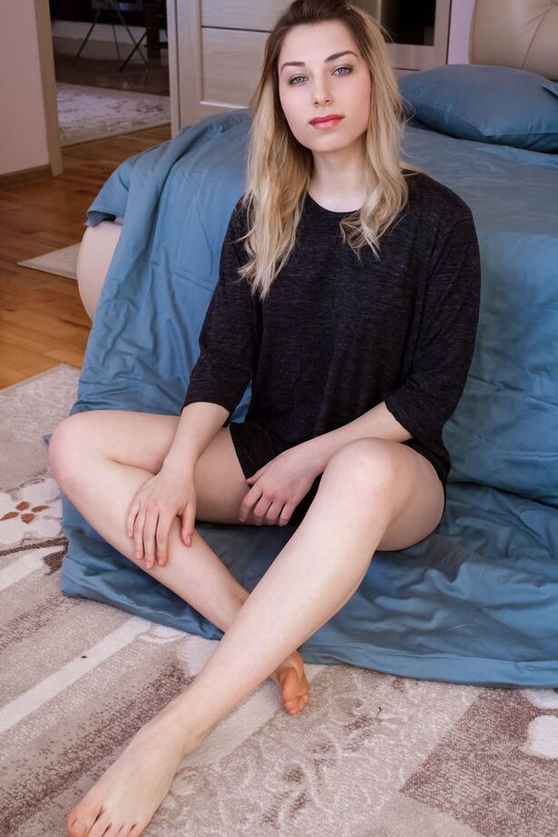 18P A adolescente loira suja Stephanie Pearl mostra sua bunda apertada e fenda de uma vez