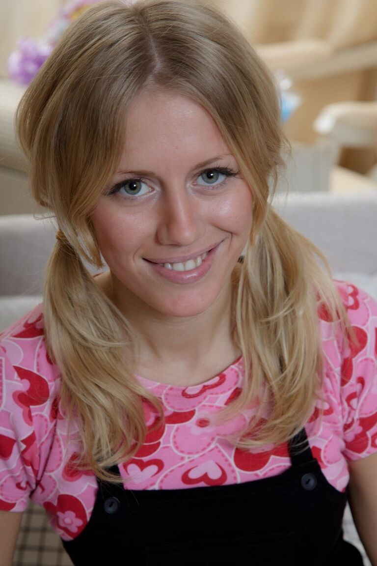 15P Junges blondes Mädchen beendet einen harten Fick, indem es oben reitet
