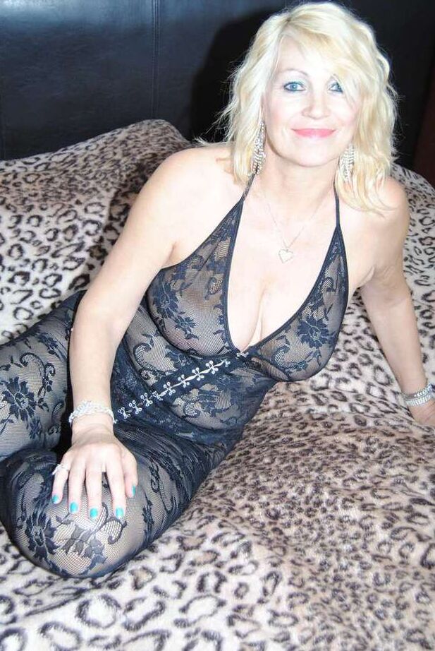 20P A loira mais velha gostosa Dimonty deixa seus peitos flácidos livres de um body sexy