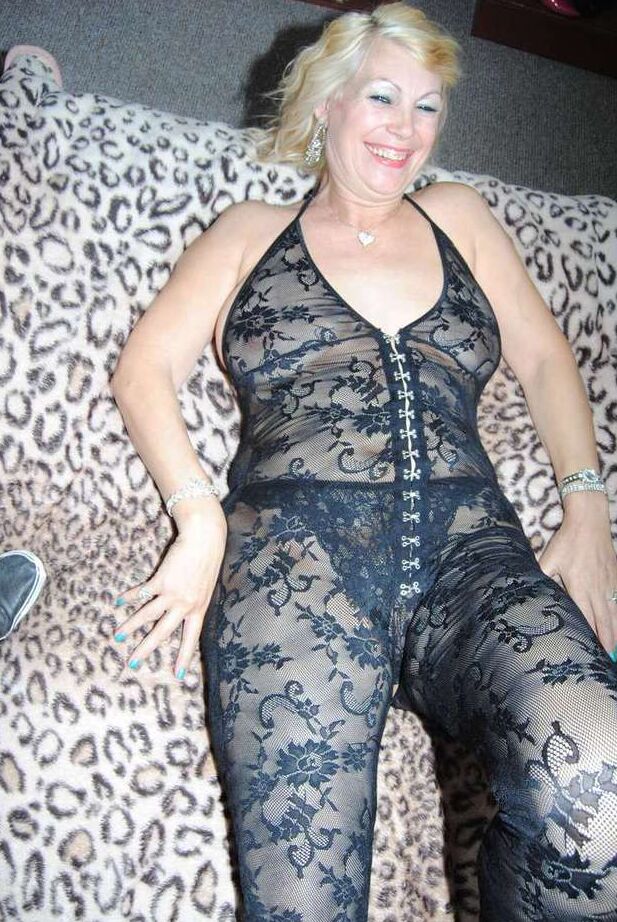 20P A loira mais velha gostosa Dimonty deixa seus peitos flácidos livres de um body sexy