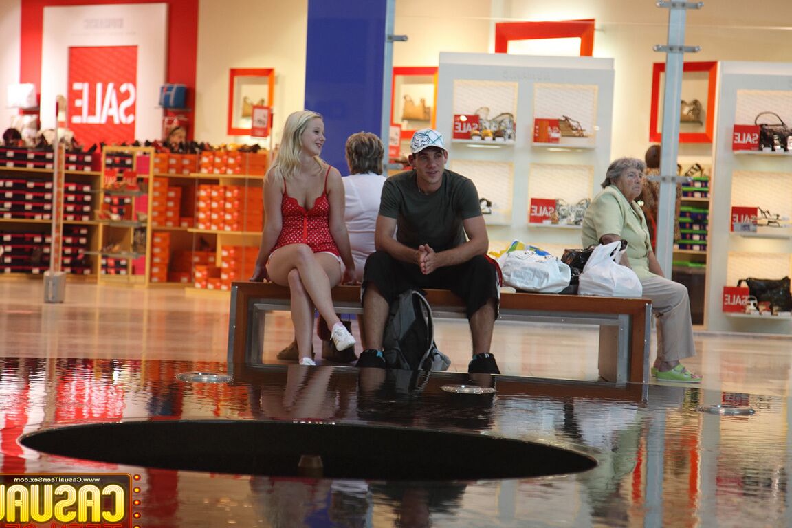 17P La rubia Lilith Lee preferiría tener sexo que ir de compras cualquier día de la semana
