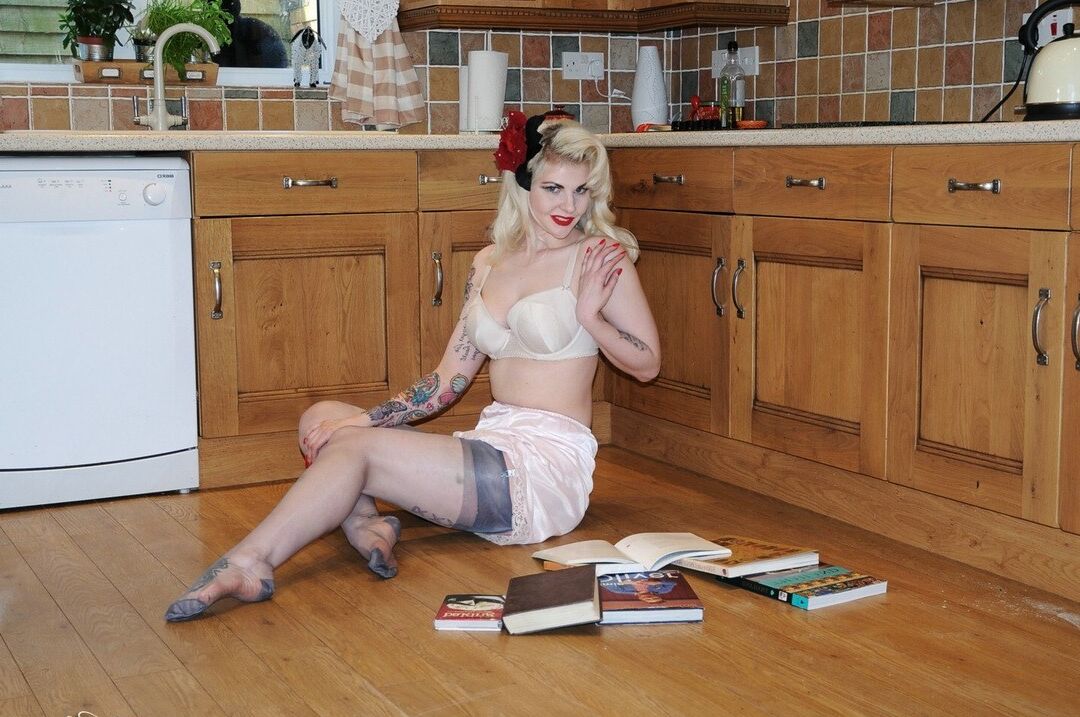 15P Rubia tatuada se abre las tetas en el suelo de la cocina en ropa interior retro
