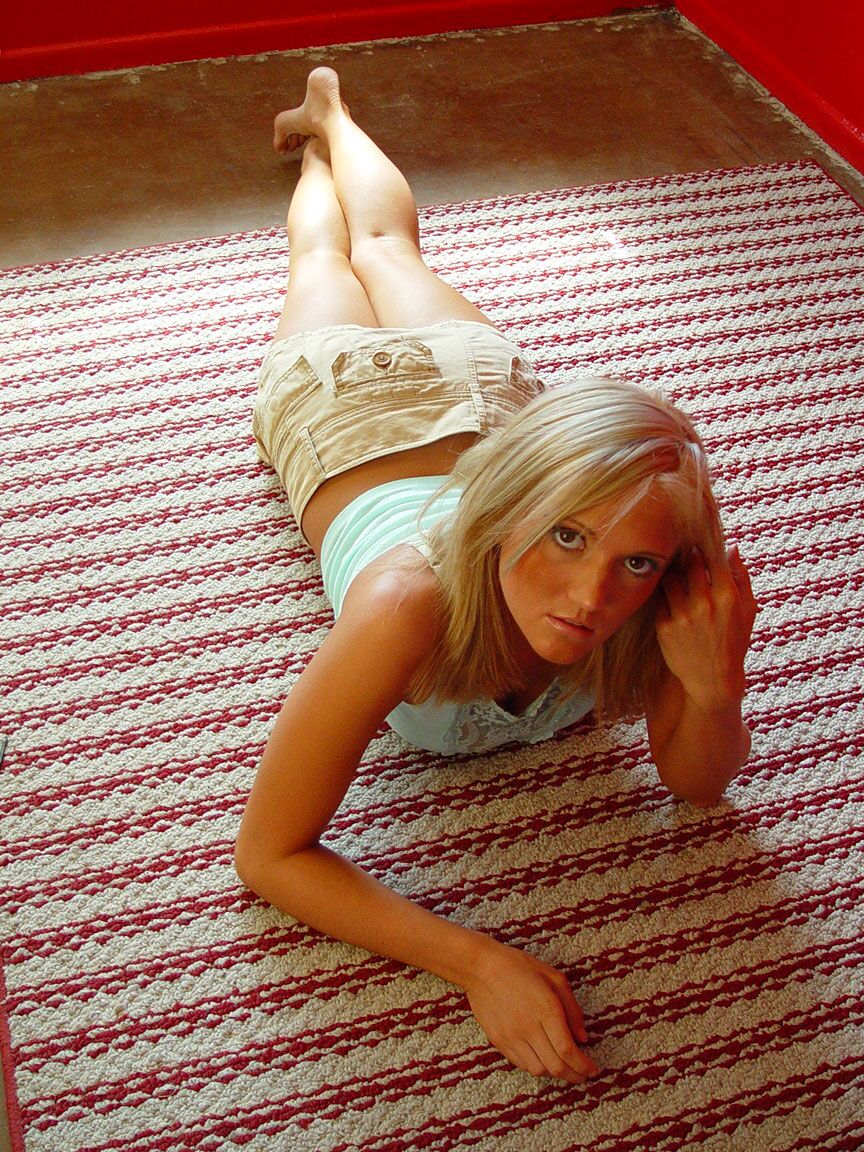 21P La sexy MILF rubia Spring Thomas revela sus curvas y se frota el coño