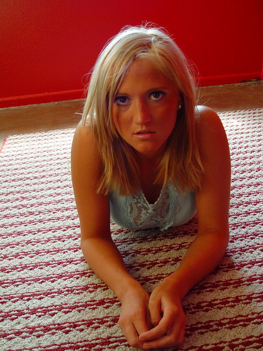 21P La sexy MILF rubia Spring Thomas revela sus curvas y se frota el coño