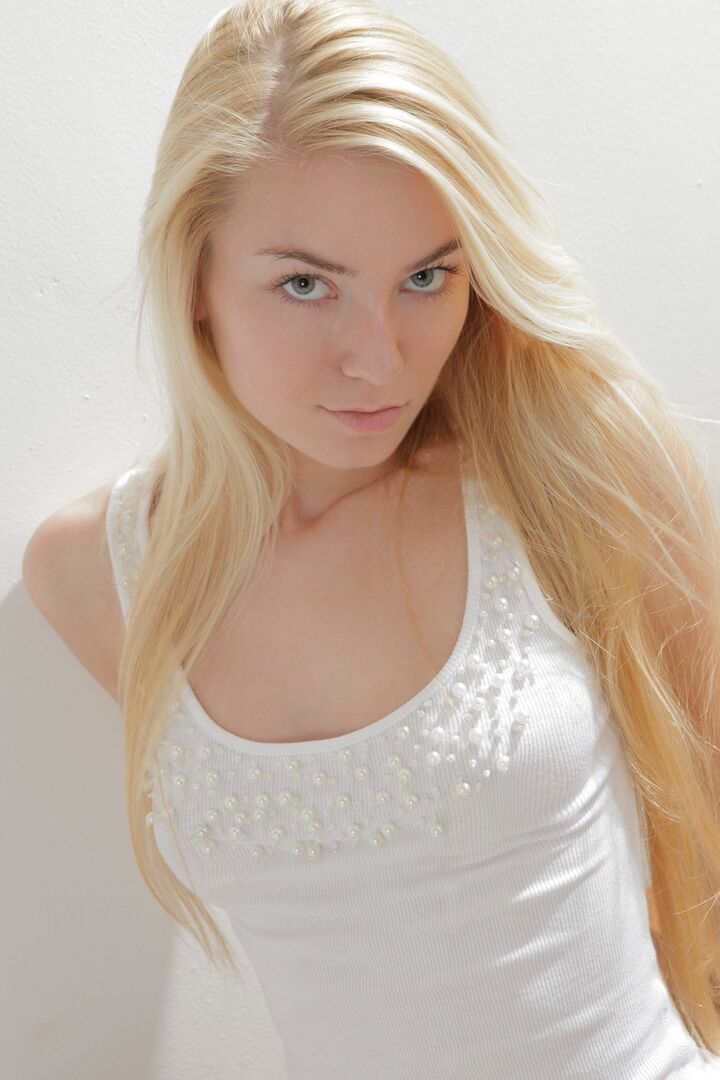 16P La hermosa rubia Diana se inclina desnuda para hacer alarde de su pequeño culo adolescente