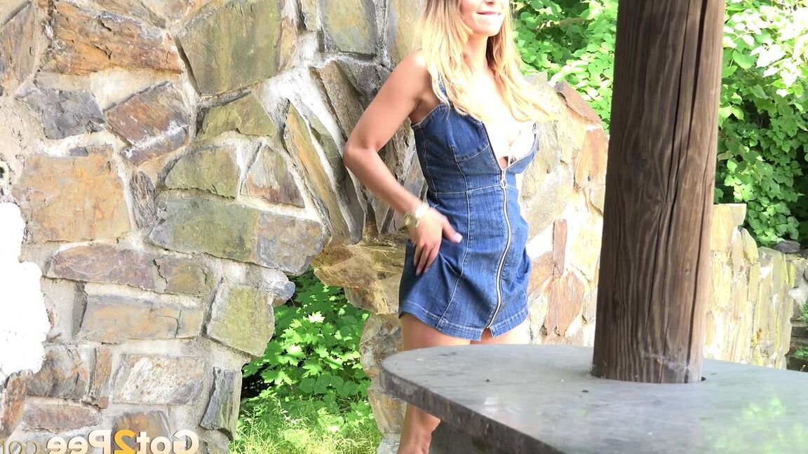 15P Rachel, blonde maigre, ne peut pas retenir son pipi et le laisse aller sur une table dans le parc