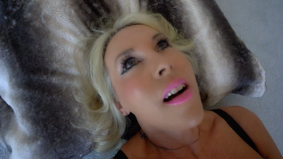17P Loira empilhada MILF Kate Lil brinca com seu doce pedaço depois de um boquete POV perverso