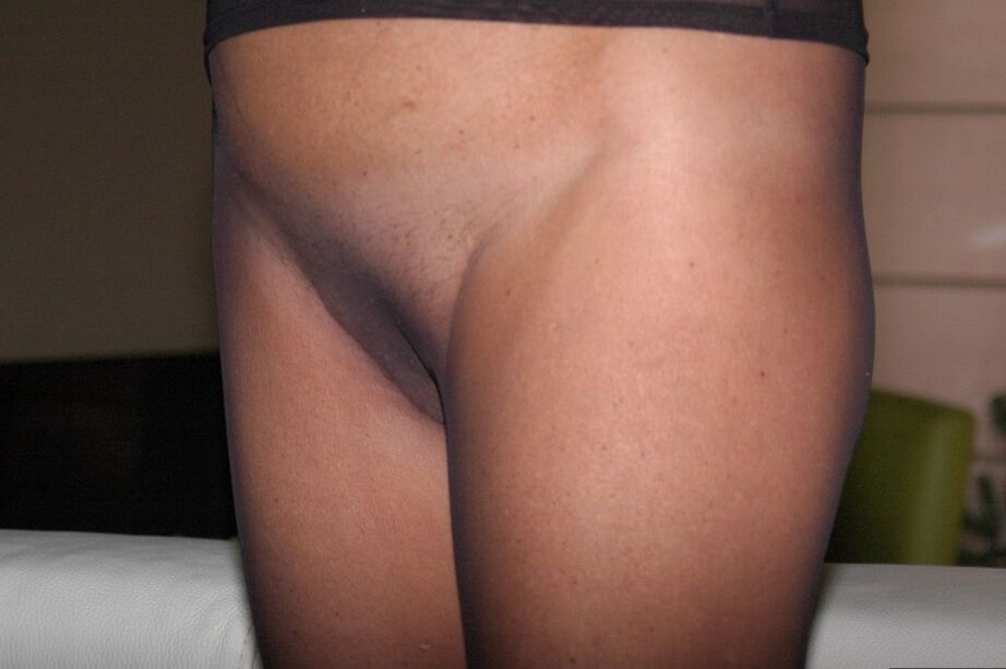20P Loira puta madura Kyra exibindo pernas longas em lingerie vermelha