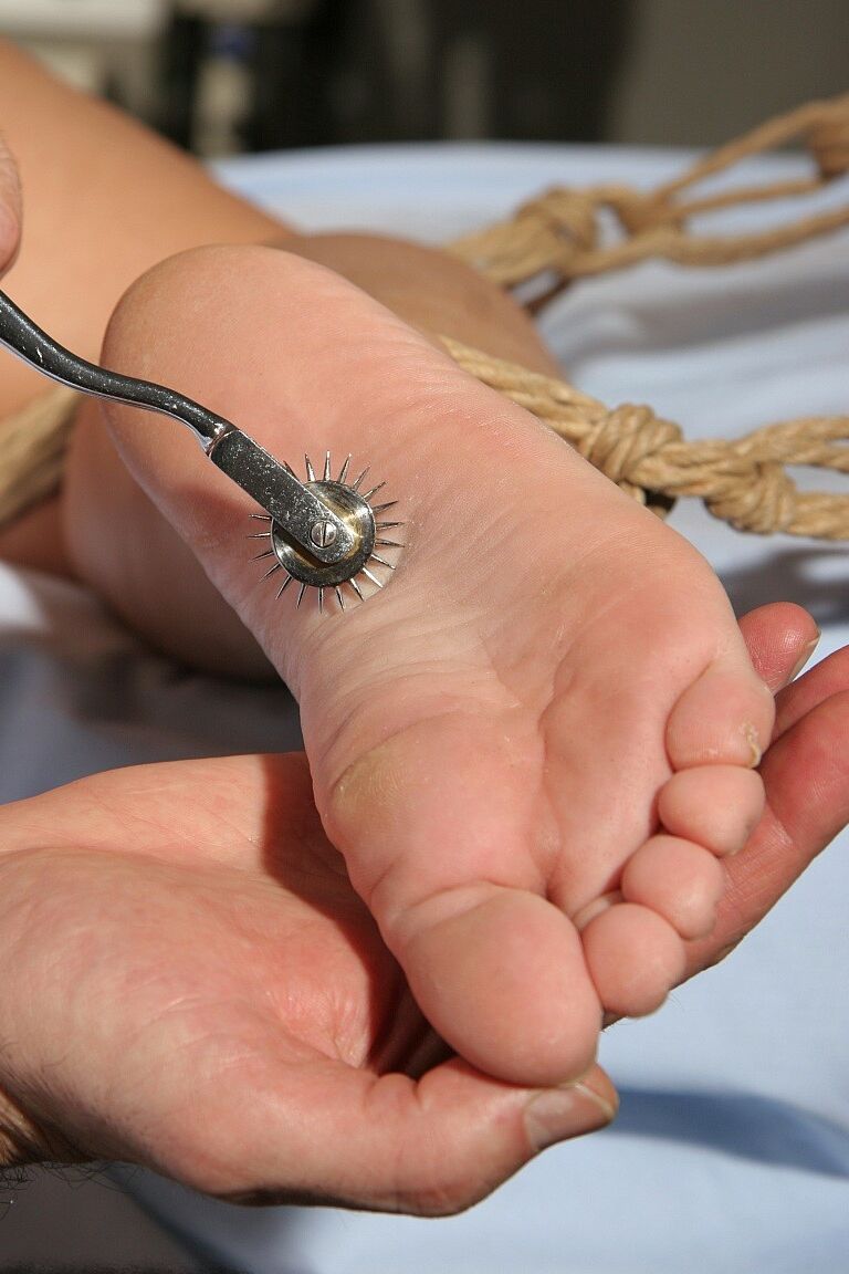 20P La caliente paciente morena Mia Ferrara atada a una silla de ruedas para una tortura de coño BDSM