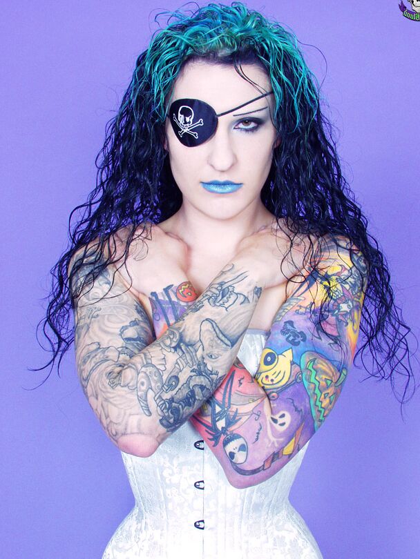 15P Gothic tätowiertes Piratenmädchen grinst sexy