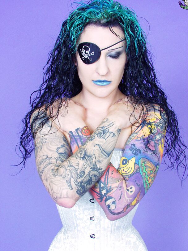 15P Gothic tätowiertes Piratenmädchen grinst sexy
