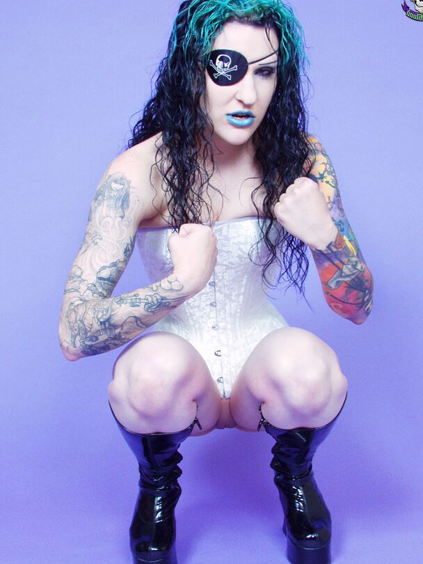 15P Gothic tätowiertes Piratenmädchen grinst sexy