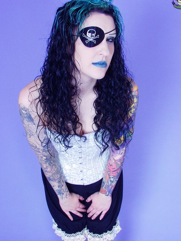 15P Gothic tätowiertes Piratenmädchen grinst sexy