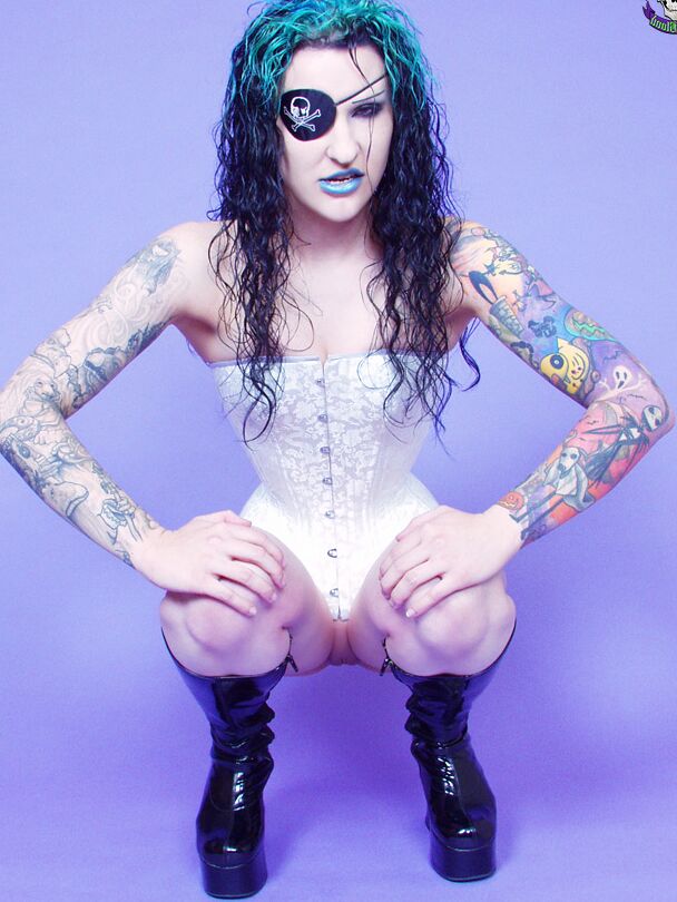 15P Gothic tätowiertes Piratenmädchen grinst sexy