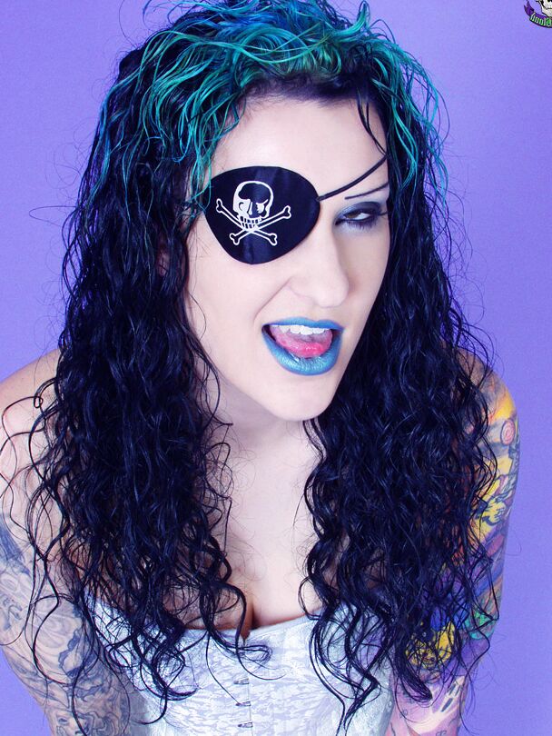 15P Gothic tätowiertes Piratenmädchen grinst sexy