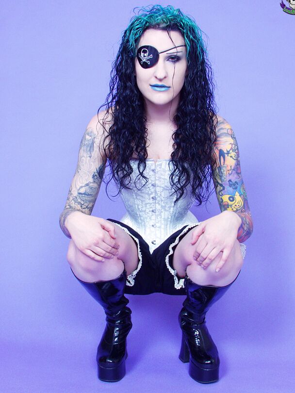 15P Gothic tätowiertes Piratenmädchen grinst sexy