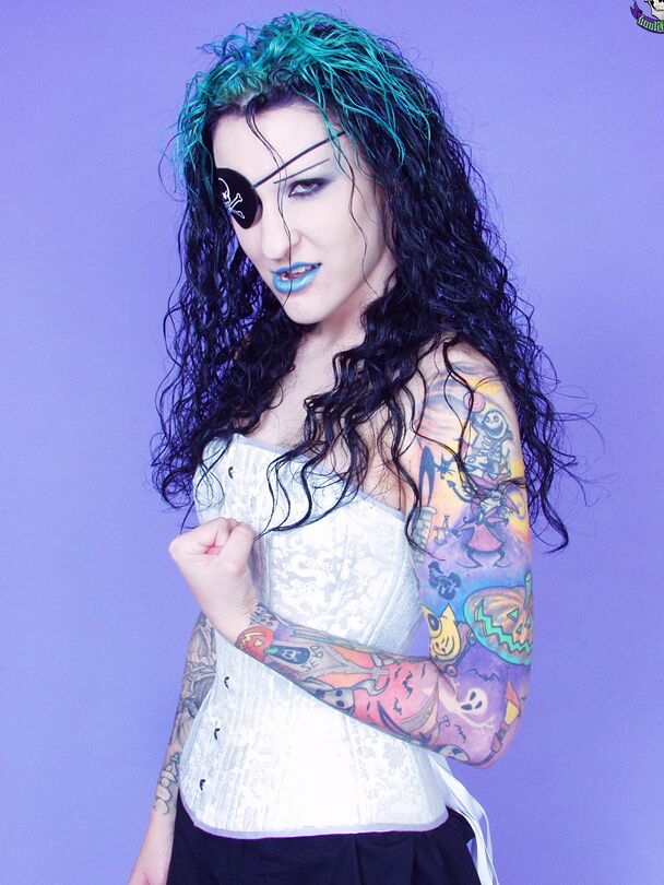 15P Gothic tätowiertes Piratenmädchen grinst sexy