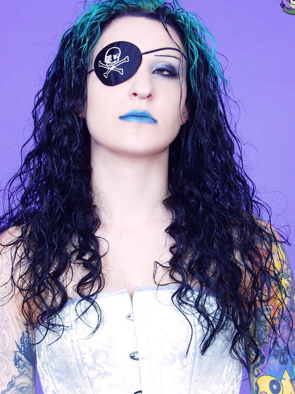 15P Gothic tätowiertes Piratenmädchen grinst sexy