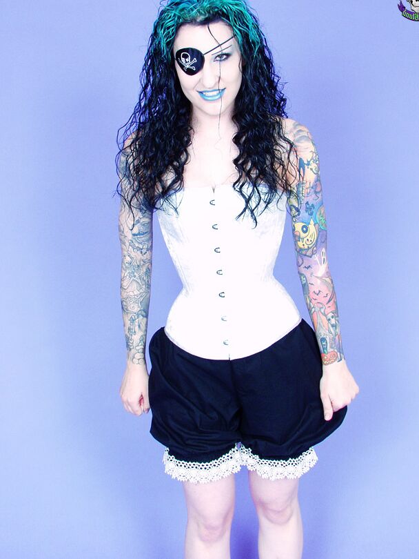 15P Gothic tätowiertes Piratenmädchen grinst sexy