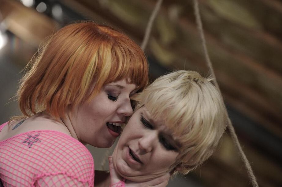 16P Pelirroja lesbiana inserta un gancho anal en su esclava sexual rubia