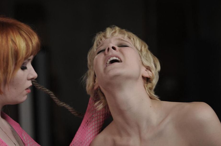 16P Pelirroja lesbiana inserta un gancho anal en su esclava sexual rubia