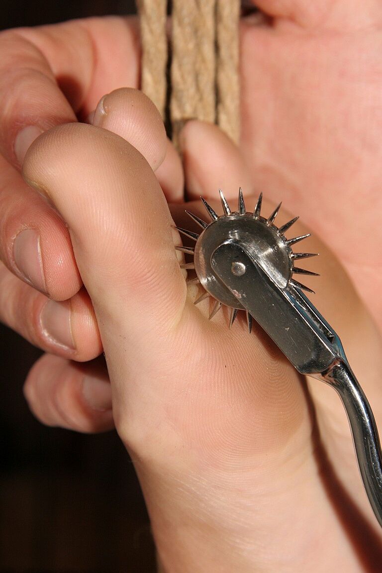 20P La amante del BDSM Amanda Baby es atada y destrozada en esta caliente escena fetichista