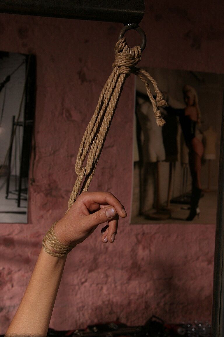 20P La amante del BDSM Amanda Baby es atada y destrozada en esta caliente escena fetichista