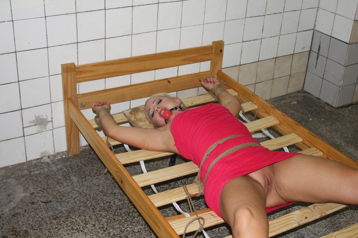 17P Pobre rubia Veronica con dulce coño desnudo atada en una cama extraña