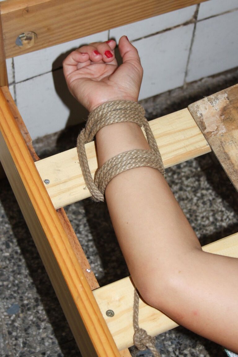 17P Pobre rubia Veronica con dulce coño desnudo atada en una cama extraña