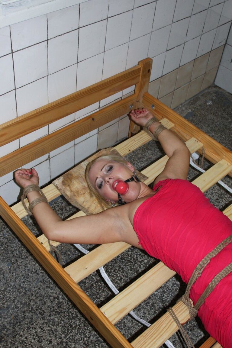 17P Pobre rubia Veronica con dulce coño desnudo atada en una cama extraña