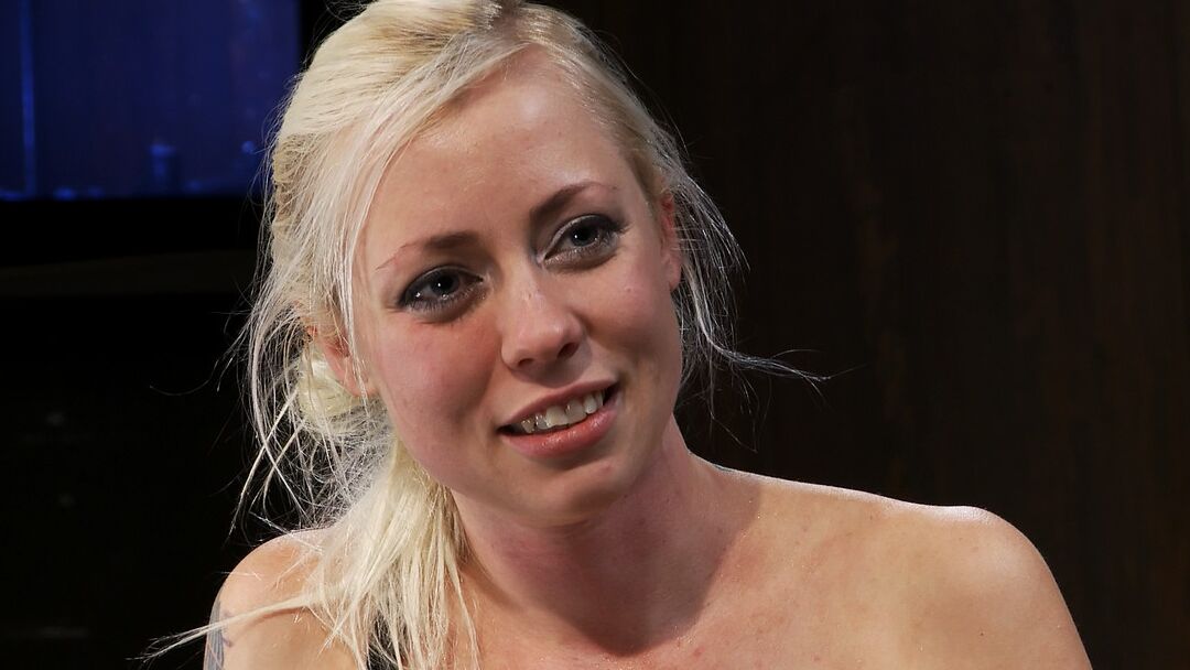 21P 美しいブロンドのローレライ・リーが変態ドムに縛られて虐待される