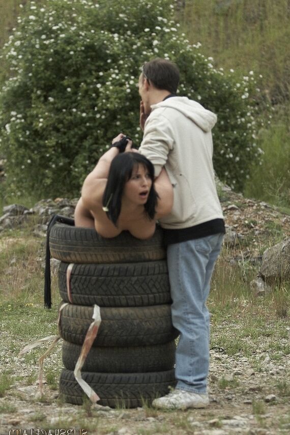 16P La esclava morena caliente Mia desnuda al aire libre, azotada y atada con las piernas abiertas