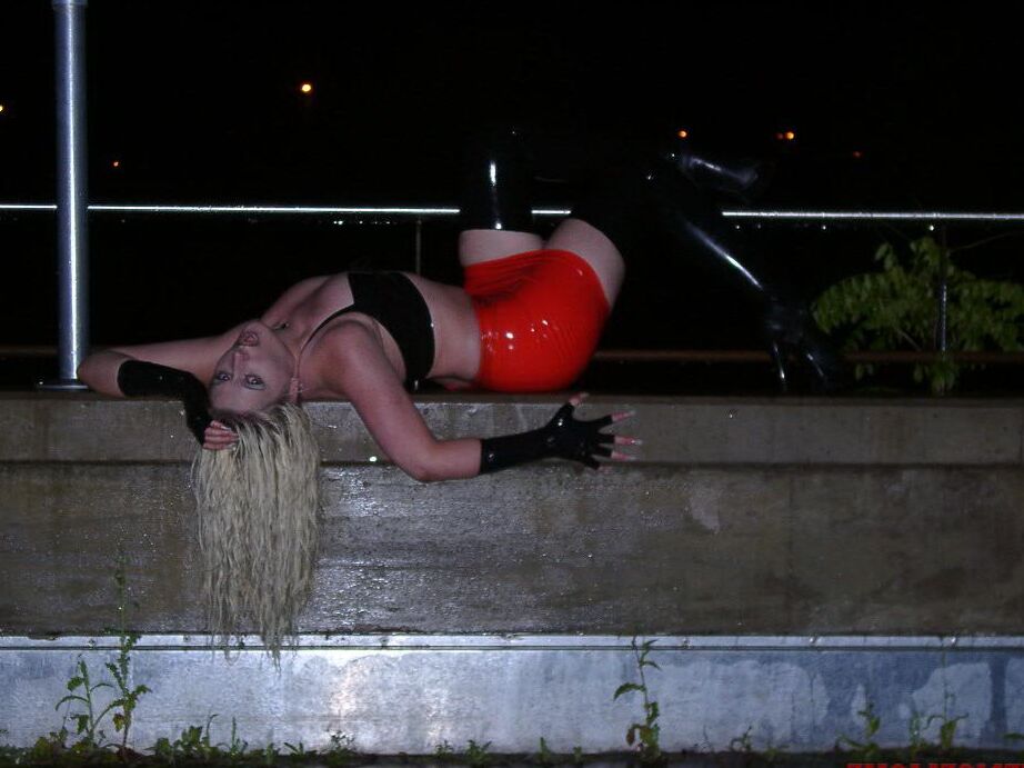 Mamas de borracha 16P RainBondage, látex, ao ar livre