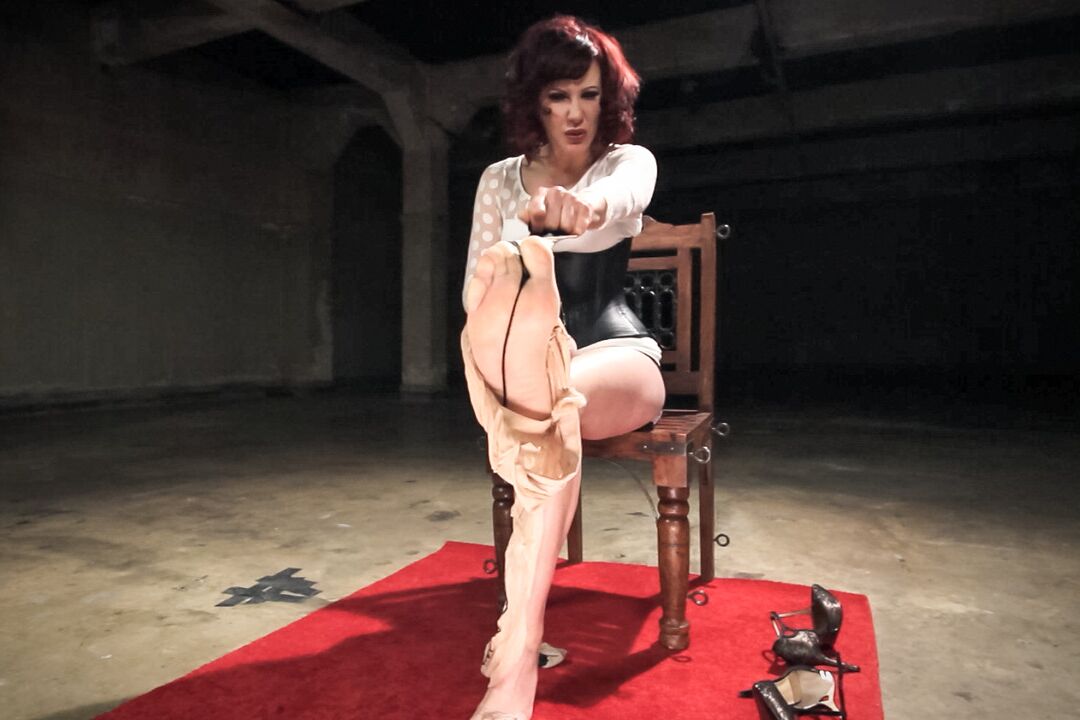17P A deusa do fetiche por pés Maitresse Madeline Marlowe faz xixi nos seus próprios pés sensuais