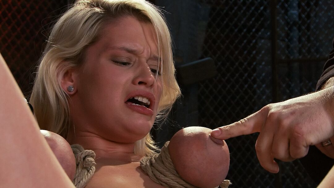 17P La rubia desnuda Lacey Jane tortura sus tetas mientras la masturban