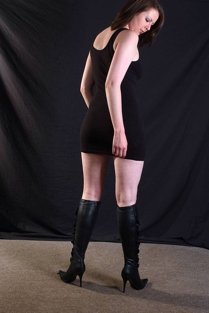 15P La sofisticada Tracy posa con un sexy vestido negro y botas