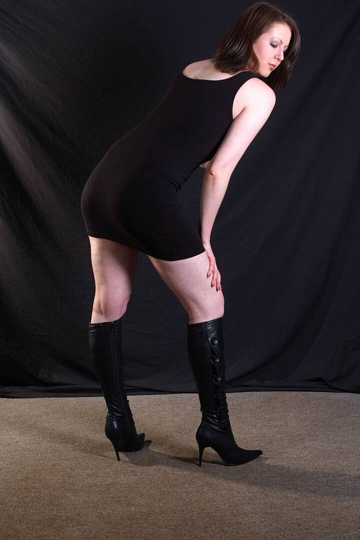 15P La sofisticada Tracy posa con un sexy vestido negro y botas