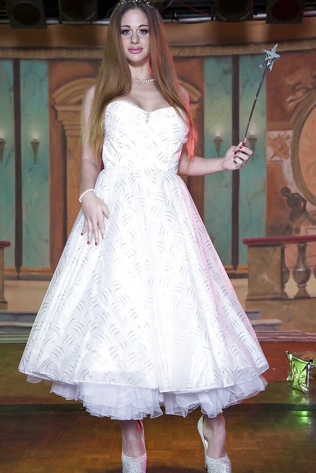 16P Tentadora safada em vestido de noiva descobrindo suas lindas curvas